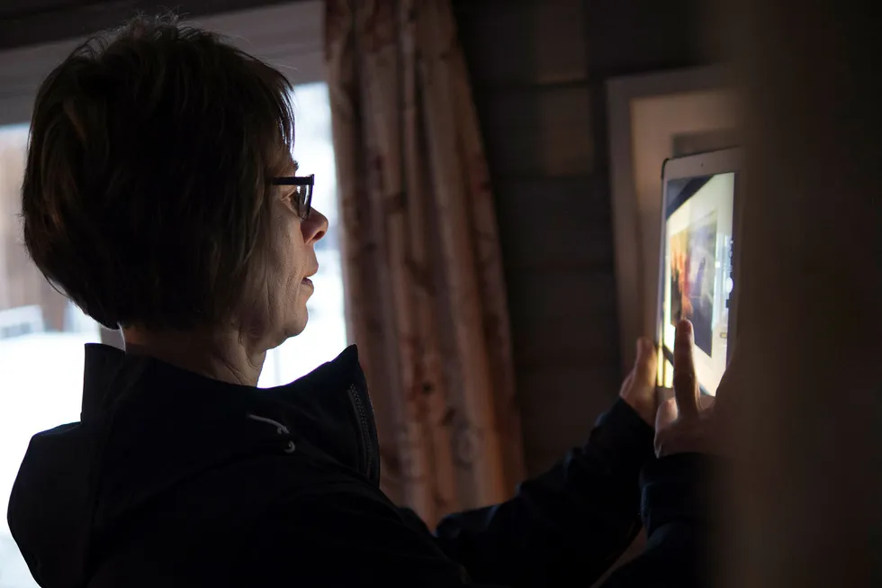Pensjonert politi-medarbeider Siv Jordet tar bilde for å dokumentere verdier i en bolig. Hun er nå utreder i selskapet X-Pol.