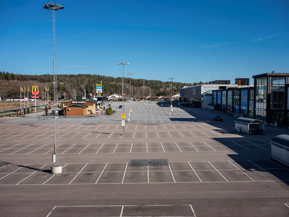 Kjøpesenteret Nordby Shoppingcenter ved Svinesund må fortsatt vente på norske kunder. Slik så det ut på parkeringsplassen ved Nordby kjøpesenter rundt klokken 17 en tirsdag ettermiddag.