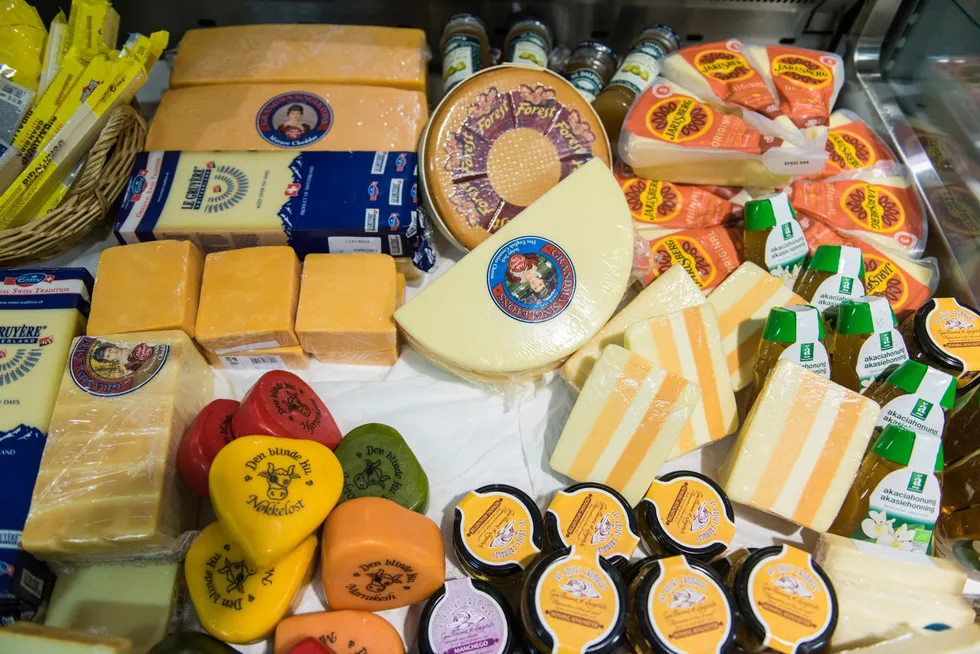 De skjeve rammevilkårene som Tine ønsker å forsterke, har ført til økt import av utenlandsk ost og nedleggelse av norske melkegårder og meierier, skriver artikkelforfatteren.