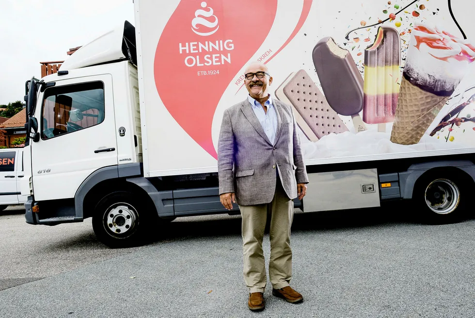 Paal Hennig-Olsen er strålende fornøyd med sommerværet etter å ha satt nok en ny salgsrekord for iskremen fra familieeide Hennig-Olsen Is i Kristiansand. Foto: Jacob Buchard