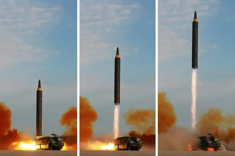 Udatert kombinasjonsbilde som er frigitt av det offisielle nyhetsbyrået KCNA viser oppskytingen av strategisk mellom- til langtrekkende rakett Hwasong-12. Foto: KCNA/AFP photo/NTB scanpix