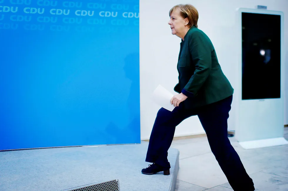 Forbundskansler Angela Merkel snur seg om og innleder forhandlinger med tidligere regjeringspartner SPD. Det kan bety store endringer i Europa-politikken. Foto: Hannibal Hanschke/Reuters/NTB Scanpix