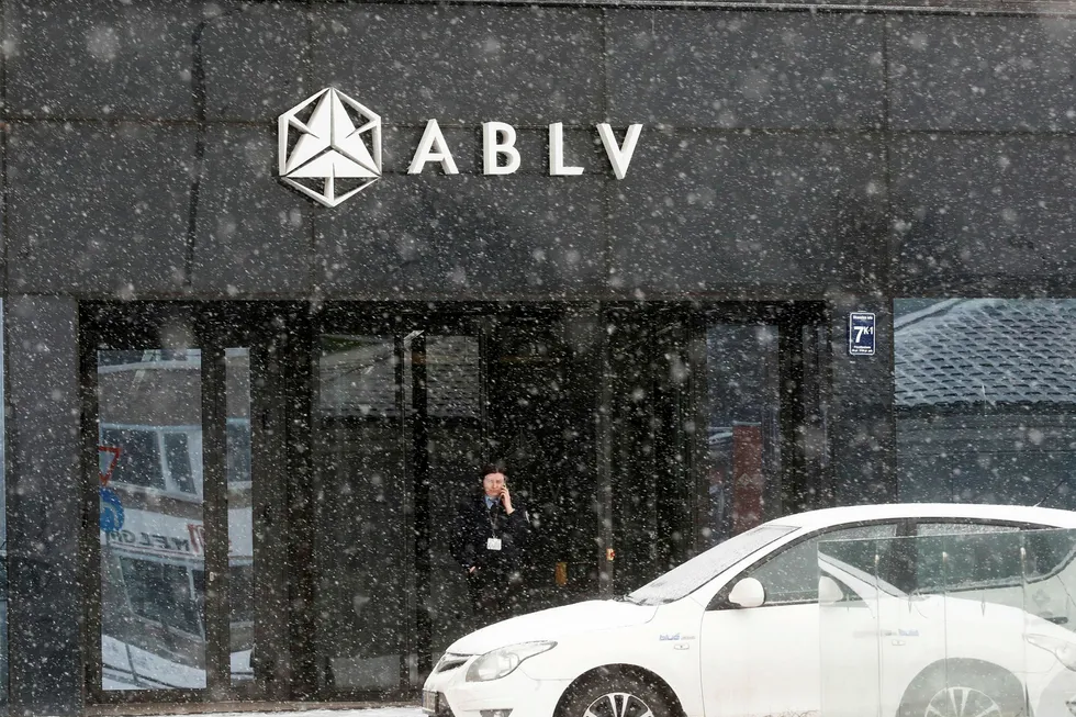 En sikkerhetsvakt utenfor hovedkontoret til ABLV-banken i Riga i Latvia. Foto: Ints Kalnins/Reuters
