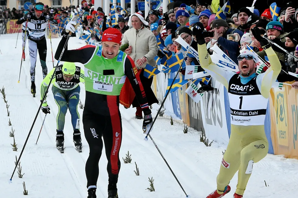 John Kristian Dahl (t.h.) vant Vasaloppet for tredje gang, mens Andreas Nygaard (t.v) tok andreplassen. Foto: Ulf Palm/ TT