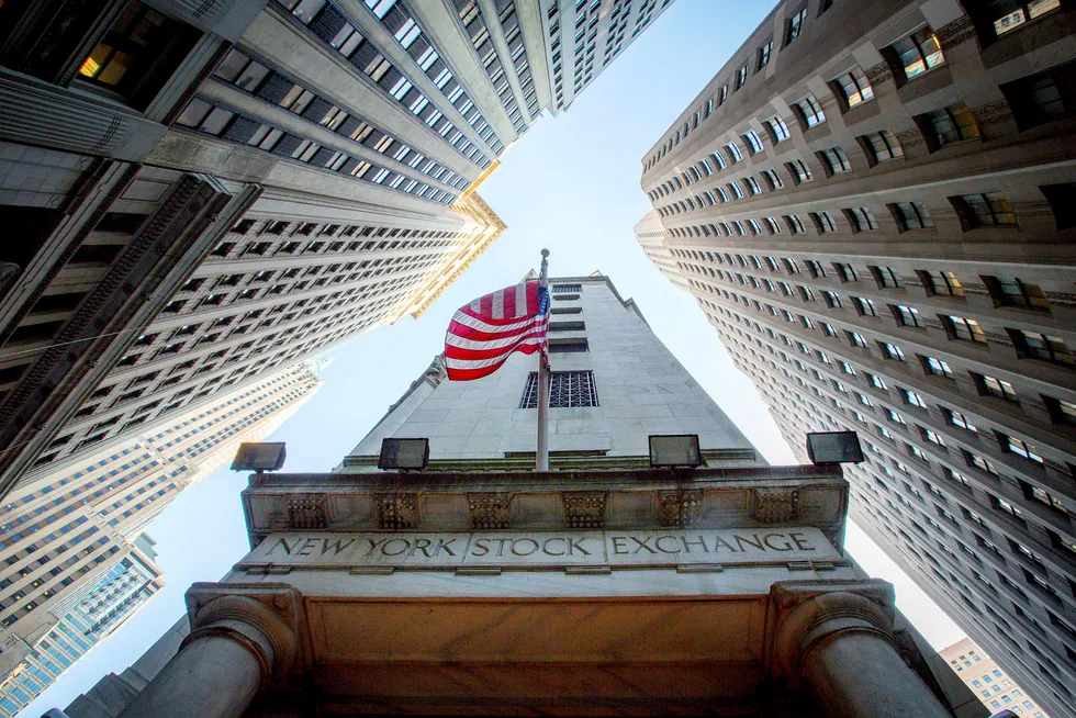 Personalinngangen til NYSE, New York Stock Exchange, ligger klemt mellom Wall Street og New Street.