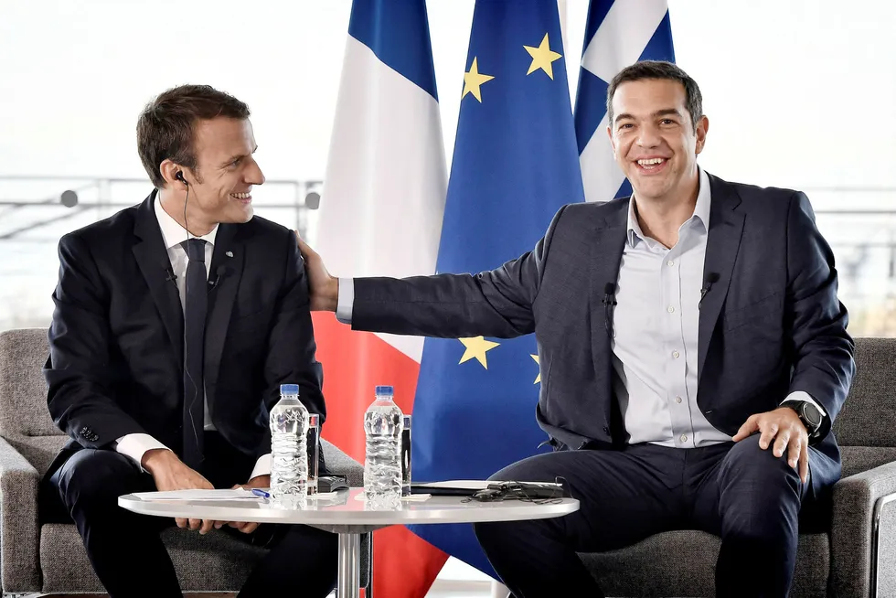 Statsminister Alexis Tsipras (til høyre) har en formidabel oppgave foran seg når Hellas fremover skal klare seg uten krisehjelp. Her sammen med Frankrikes president Emmanuel Macron, som besøkte Aten i september i fjor.