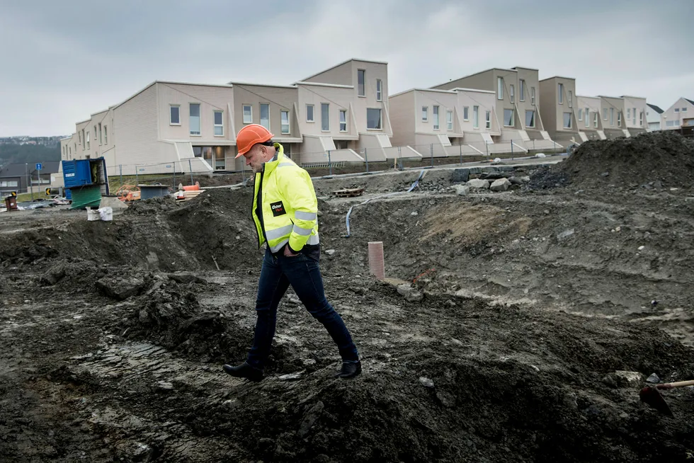 Njål Østerhus, Rogalands største boligutbygger, ruster seg for dårlige tider i boligmarkedet. Han har 185 mer eller mindre ferdigstilte boliger for salg.