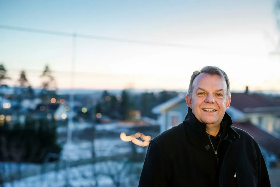 Torstein Dale Sjøtveit har 27 års fartstid som konserndirektør i Norsk Hydro bak seg. Nå er han styreleder i Freyr, som planlegger en batterifabrikk like stor som Teslas fabrikk i California – og som skal gi arbeid til flere tusen mennesker i distriktskommunen Rana.