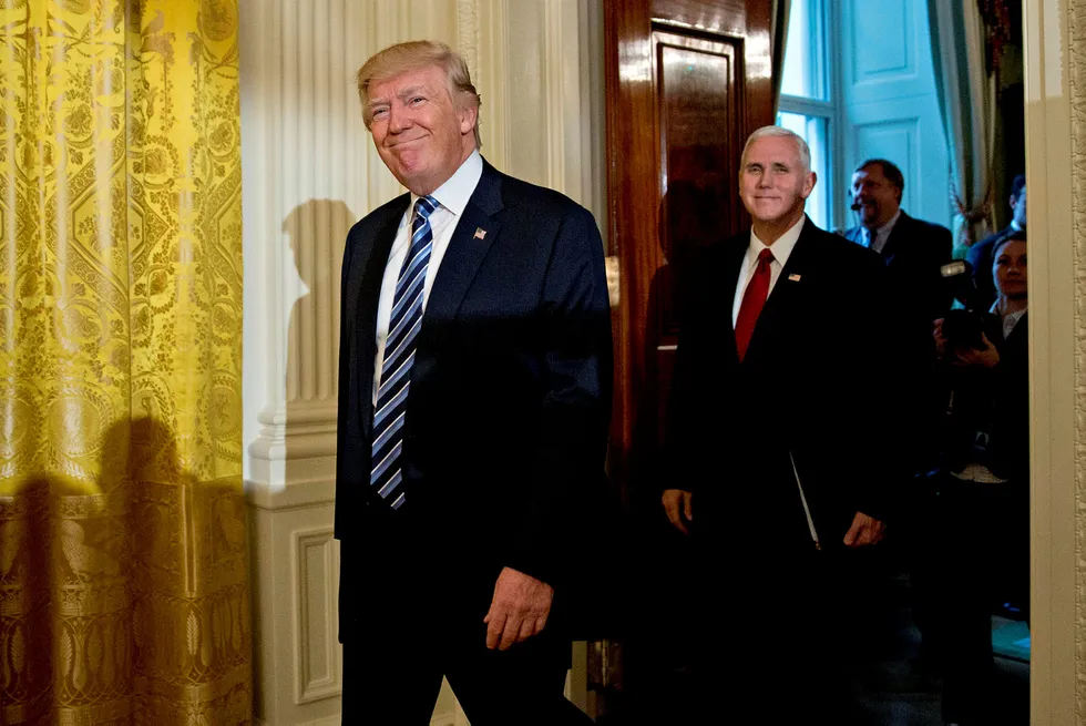 Donald Trump sender sin visepresident Mike Pence på Europa-rally. Her er de sammen i det hvite hus. Foto: Pool/Getty Images
