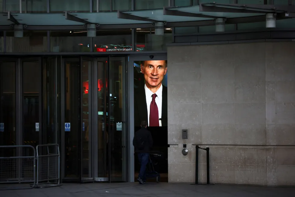 Mannen med makten. Finansminister Jeremy Hunt på vei inn til BBC-intervju søndag.