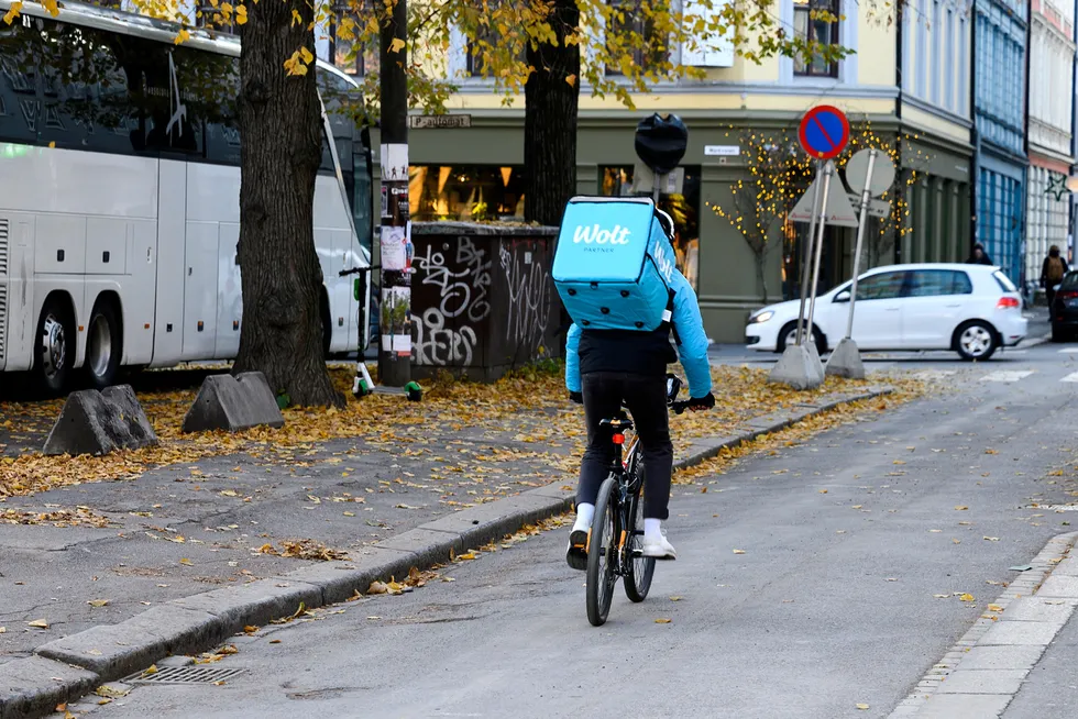 Kampen om kundene for hurtiglevering strammes til. Her et Wolt-bud i Oslo.