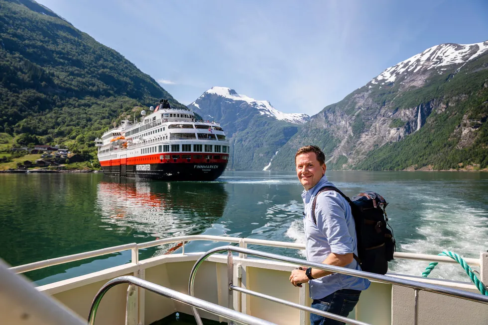 Hurtigrutens sjef Daniel Skjeldam legger frem et nytt underskudd, men ser positive nyheter i bestillingene for vinteren. Her fra et besøk i Geiranger i fjor sommer.