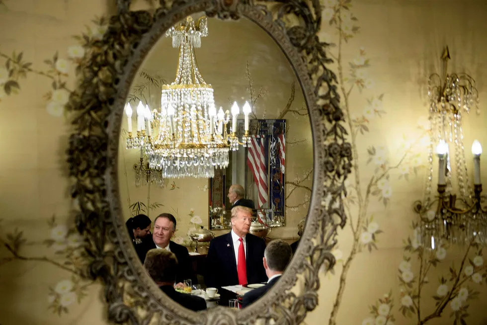 Donald Trump reflekteres i et speil under et frokostmøte med Natos generalsekretær Jens Stoltenberg onsdag morgen. Foto: Brendan Smialowski AFP PHOTO / NTB Scanpix