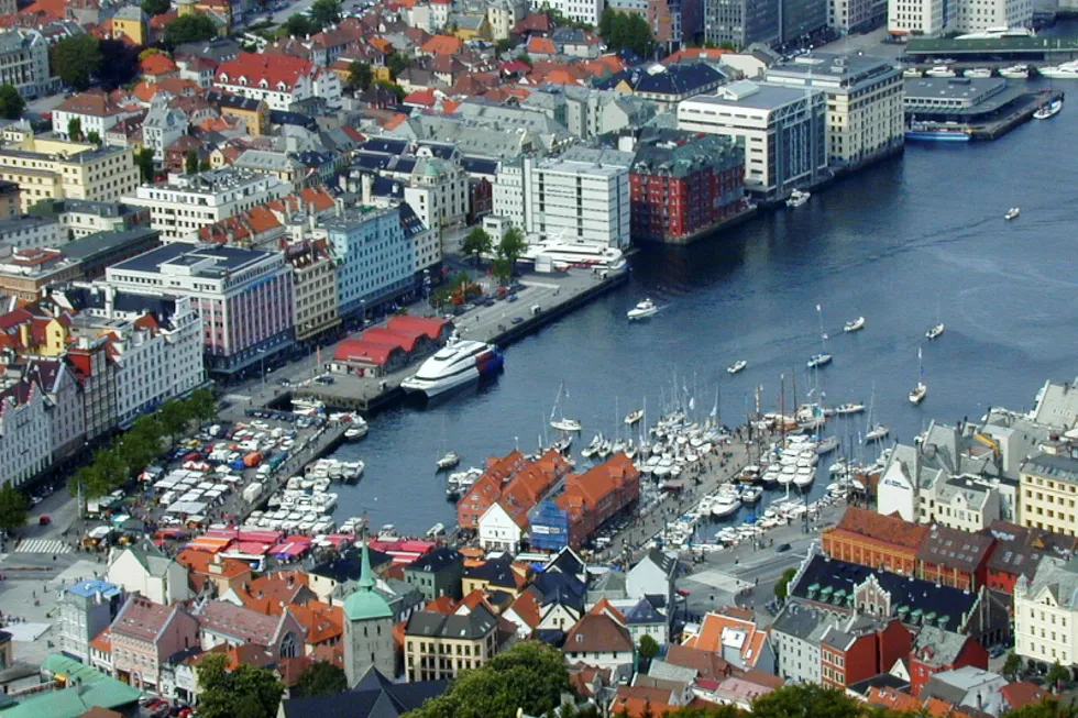 Bergen by med oversikt over havnen og fisketorget. Foto: Poppe, Cornelius/NTB Scanpix
