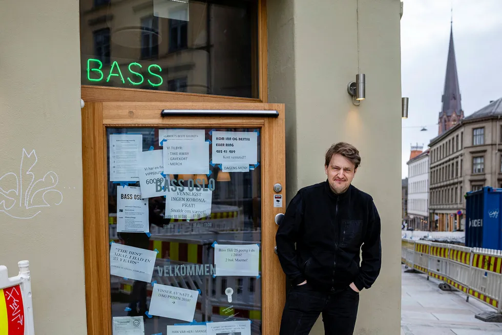 Aksel Steen, daglig leder av restauranten Bass på Grünerløkka i Oslo, har ikke råd til å betale de ansattes feriepenger i juni. Allerede før koronakrisen var omsetningen i hjørnerestauranten presset, på grunn av store gravearbeider i gatene utenfor og sviktende besøk.
