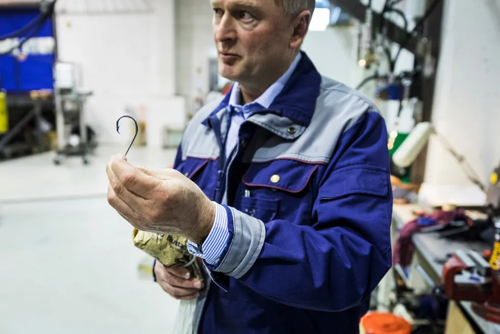 Anders Frisinger er daglig leder i Mustad Autoline som lager utstyr til linefiske. Bedriften er nå direkte rammet av sanksjonene mot Russland.