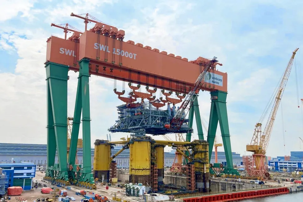 In action: Shell’s Vito topsides being lifted onto the hull at Sembcorp Marine’s Tuas Boulevard Yard, Singapore.