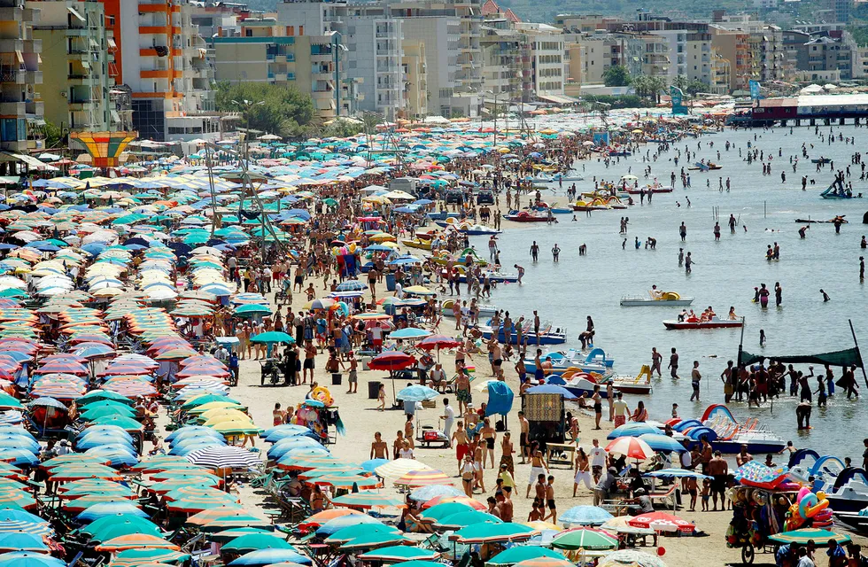 Sydenturister har ofte måtte stå opp tidlig for å sikre seg solsenger ved basseng og strand. Nå vil TUI fjerne «beslaglagte» senger som ikke er i bruk. Foto: Arben Celi/Reuters/NTB scanpix