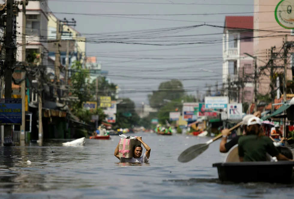 Klimaguru James Hansen ber verden handle nå for å redusere verdens klimautslipp. Kostnadene ved å ikke gjøre det vil bli gigantiske. Bildet viser en tidligere oversvømmelse i Bangkok etter omfattende monsunregn. Foto: Aaron Favila/AP/NTB Scanpix