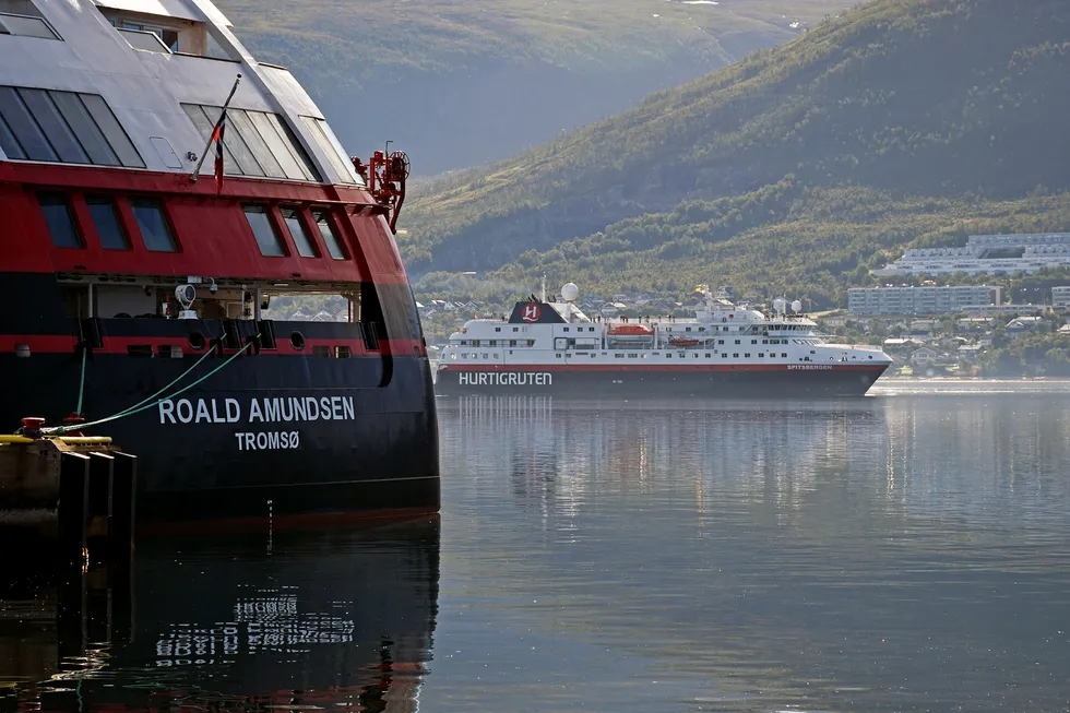Sent i juli – etter utgangen av andre kvartal – rammet en smitteskandale på MS «Roald Amundsen» virksomheten til Hurtigruten. Her er både det skipet og «Spitsbergen» i Tromsø tidlig i august.