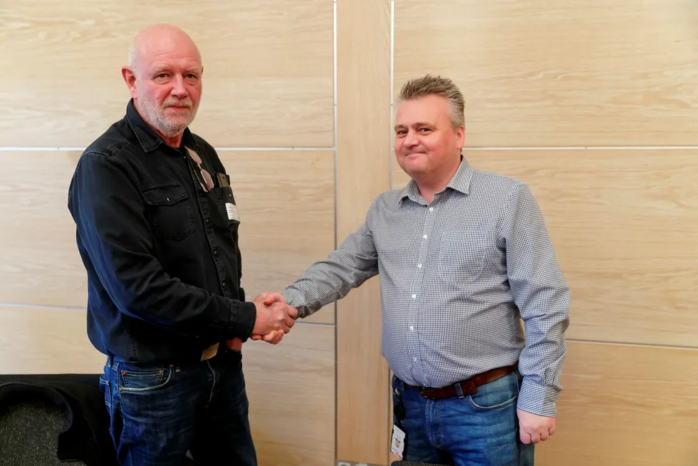 Lederen Lars Johnsen i Transportarbeiderforbundet (til venstre) og leder Jørn Eggum i Fellesforbundet er enige om at de to forbundene bør slå seg sammen, men er uenige om EØS-avtalen.
