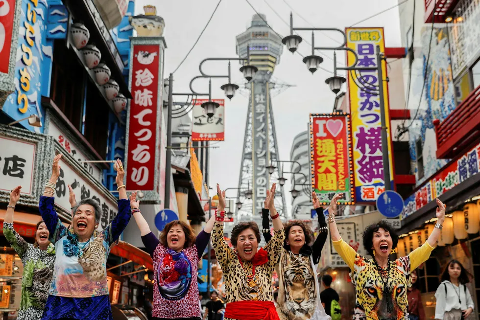 Hip-hop-dansende japanske bestemødre ønsker verdens toppledere velkommen til helgens G20-toppmøte i Osaka.