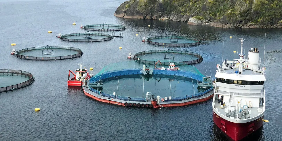 Undersøkelsen spurte blant annet om holdninger til lukkede anlegg. Her: Cermaqs lukkede merd i Horsvågen i Nordland.