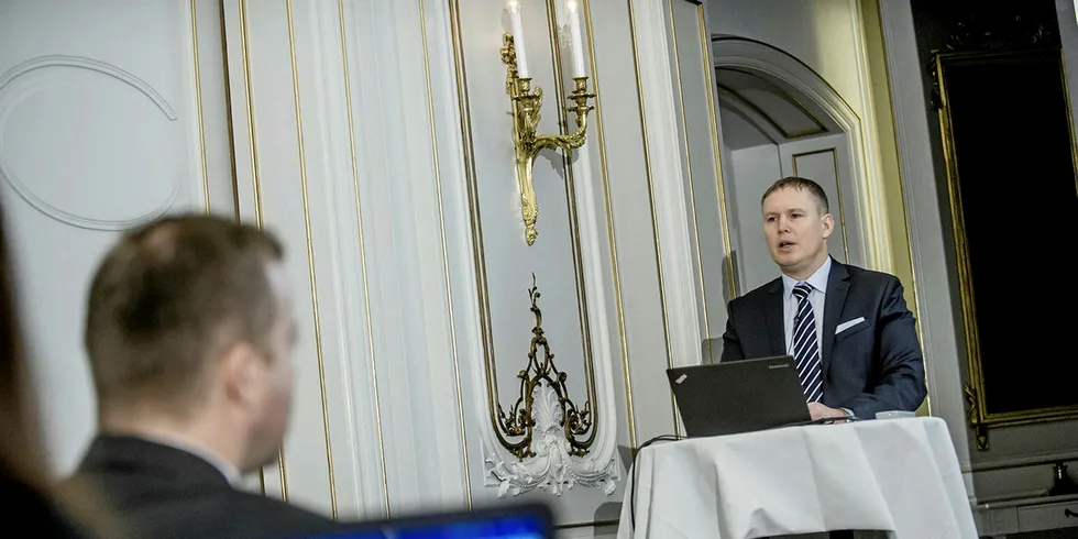 Finansdirektør Ivan Vindheim i Marine Harvest med konsernsjef Alf-Helge Aarskog i forgrunnen.