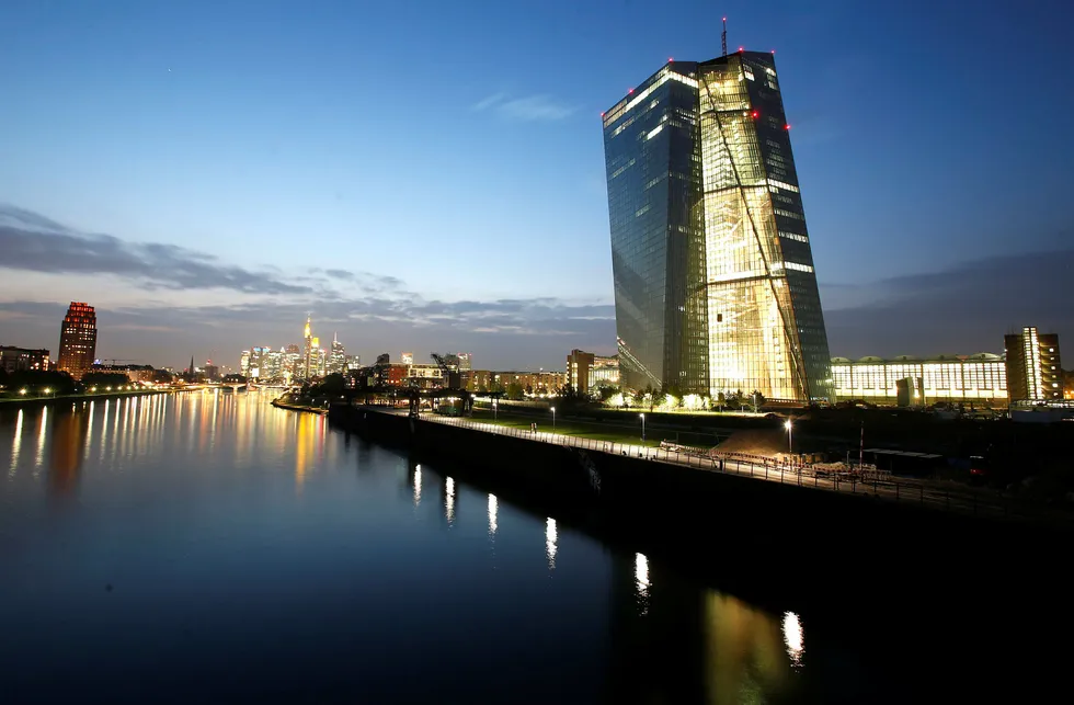 Den europeiske sentralbanken (ECB) antar at kvartalets lavere veksttakt skyldes delvis ugunstige værforhold og streiker. Foto: Michael Probst/AP/NTB scanpix