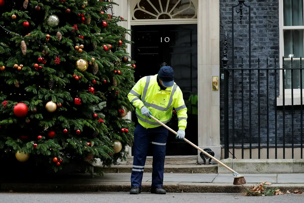 Adventstemning utenfor statsministerboligen i nummer 10 Downing Street i London mandag. Spørsmålet nå er om Theresa May overlever tirsdagens brexitavstemning og får feire jul her.