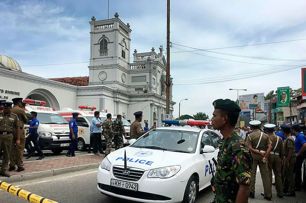 Soldater og politi sikrer området rundt St. Anthony's Shrine i Colombo.