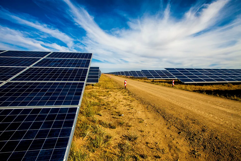 Regjeringens nye garantiordning kan dekke deler av eventuelle tap ved fornybar-investeringer i fattige land. Her fra et Norfund-solcelleprosjekt i Mosambik.