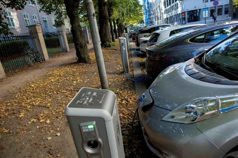 En hemsko for rask elektrifisering av den norske bilparken er rekkeviddeangsten, som igjen er et resultat av mangel på ladestasjoner på landsbygda. Dermed forblir elbilene et storbyfenomen. Foto: Øyvind Elvsborg