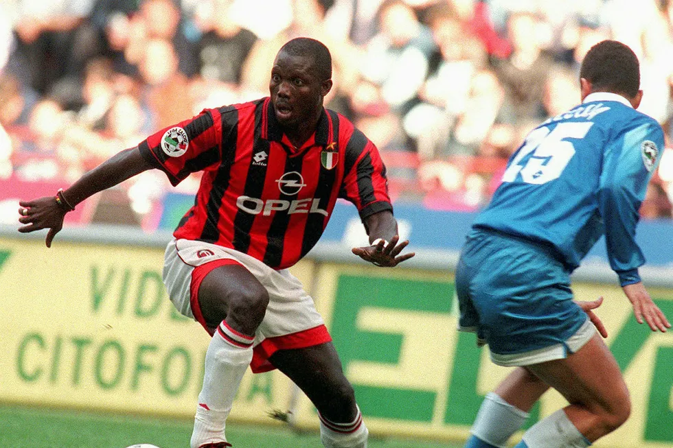 George Weah har satset på politikken etter karrieren som fotballspiller tok slutt i 2003. Her i aksjon for AC Milan i 1996. Foto: Carlo Fumagalli / AP / NTB scanpix