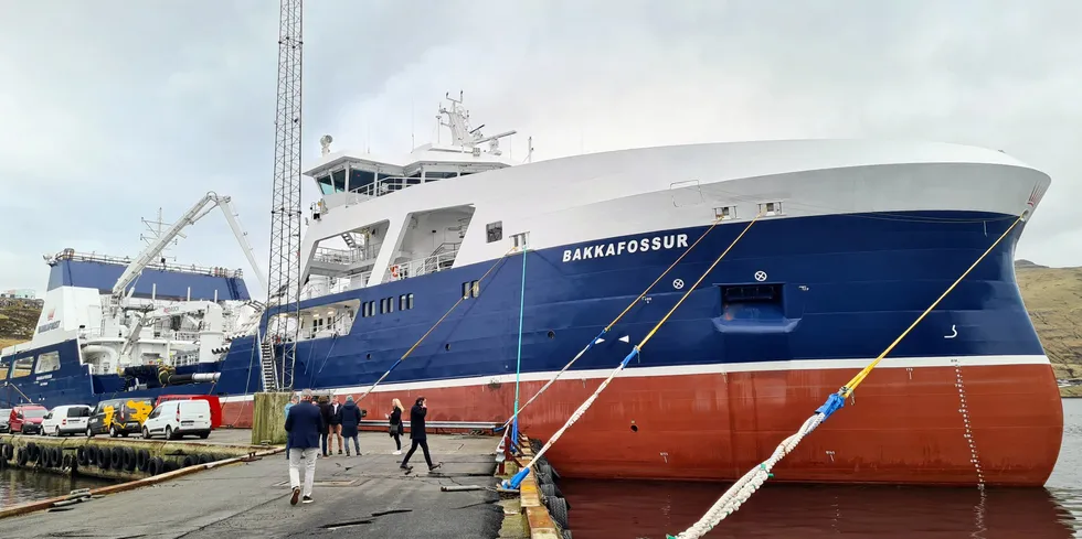 Brønnbåten Bakkafossur ble levert til Bakkafrost i februar 2023. Den har tankvolum på 10.000 kubikkmeter, og er blant verdens aller største brønnbåter. Båten skal primært benyttes til ferskvannsbehandling av laks, og har kapasitet til å produsere 6.000 kubikk ferskvann per døgn.