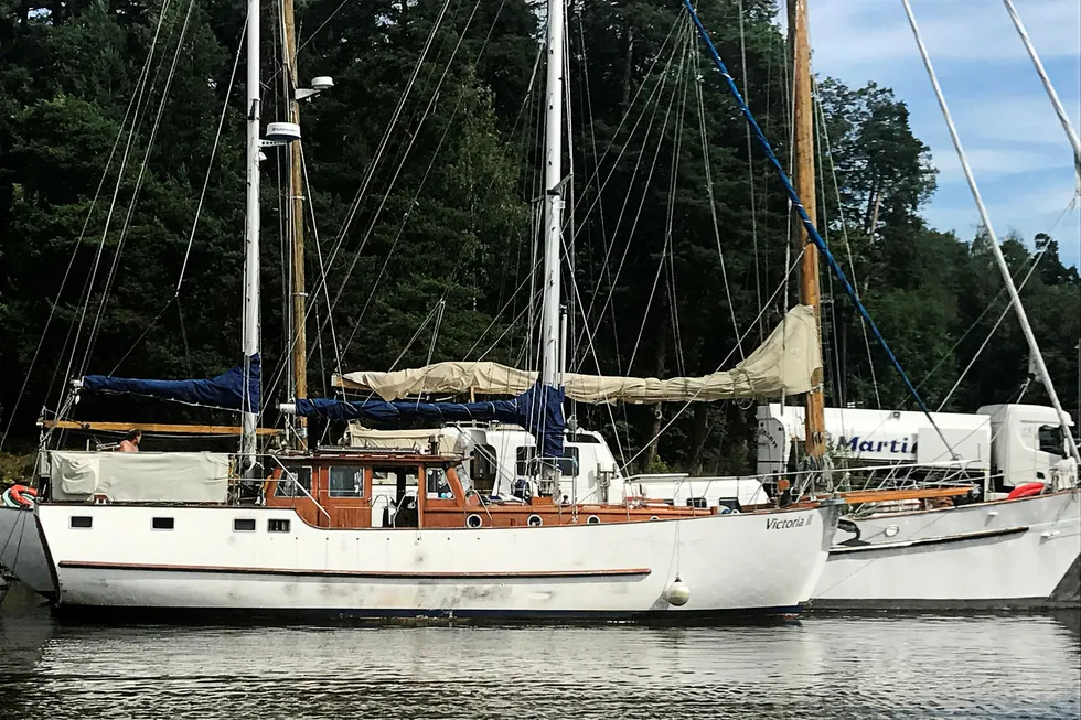 Mens Frederic Hauge soler seg på dekket på sin nyinnkjøpte båt «Victoria II», ligger Bellona-båten bak og bunkrer diesel ved Kilingen i Oslo. Fredag seiler «Kallinika» sørover for å drive miljøkamp under Arendalsuka. Foto: Lars Kristian Solem