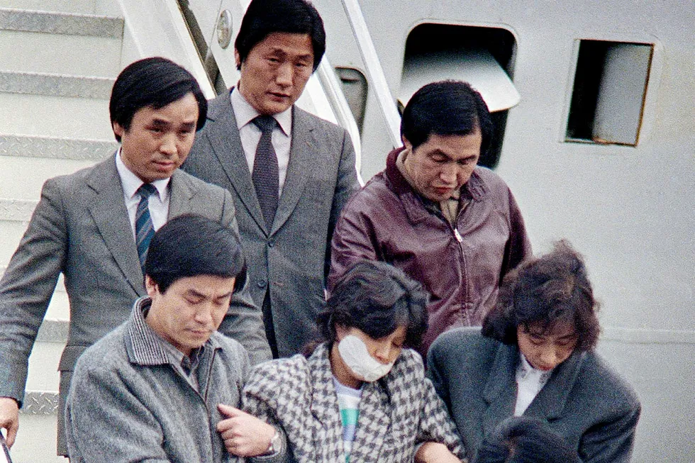 Nordkoreanske agenter fikk Korean Air Flight 858 sprengt i filler 29. november 1987 for å sabotere Seoul-OL året etter. Her blir Kim Hyon-hui, en av de to som sprengte flyet, ført ut av et fly i Seoul, Sør-Korea. Foto: Kim Chon-kil/AP/NTB Scanpix