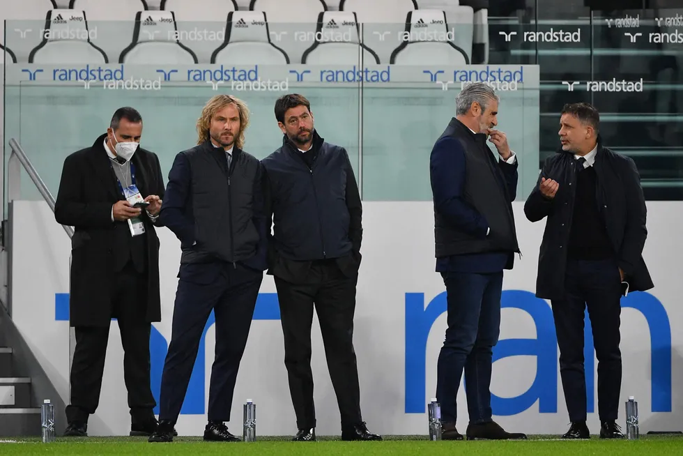 Visepresident Pavel Nedved (nummer to fra venstre) og klubbpresident Andrea Agnelli (i midten) er blant de sentrale Juventus-sjefene i etterforskningen som nå pågår mot klubben. Her fra en kamp mellom Juventus og Fiorentina tidligere i november.