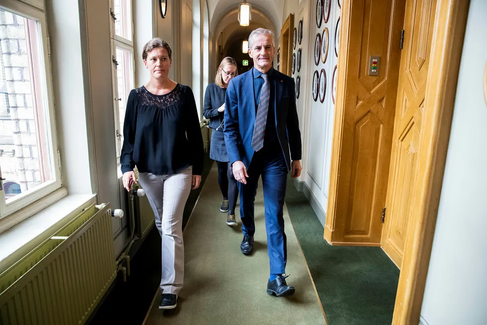 Ap-leder Jonas Gahr Støre på vei til kontoret sitt etter at det ble kjent at KrF-leder Knut Arild Hareide anmodet landsstyret sitt om å vurdere samarbeid med Arbeiderpartiet.
