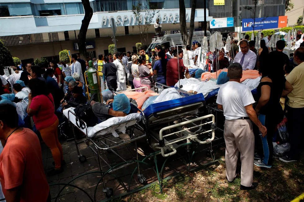 Pasienter ble evakuert fra et sykehus i Mexico City etter at et kraftig jordskjelv rammet byen tirsdag.