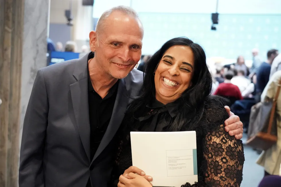 Mannsutvalgets leder Claus Jervell ga kultur- og likestillingsminister Lubna Jaffery utvalgets utredning 24. april i år.