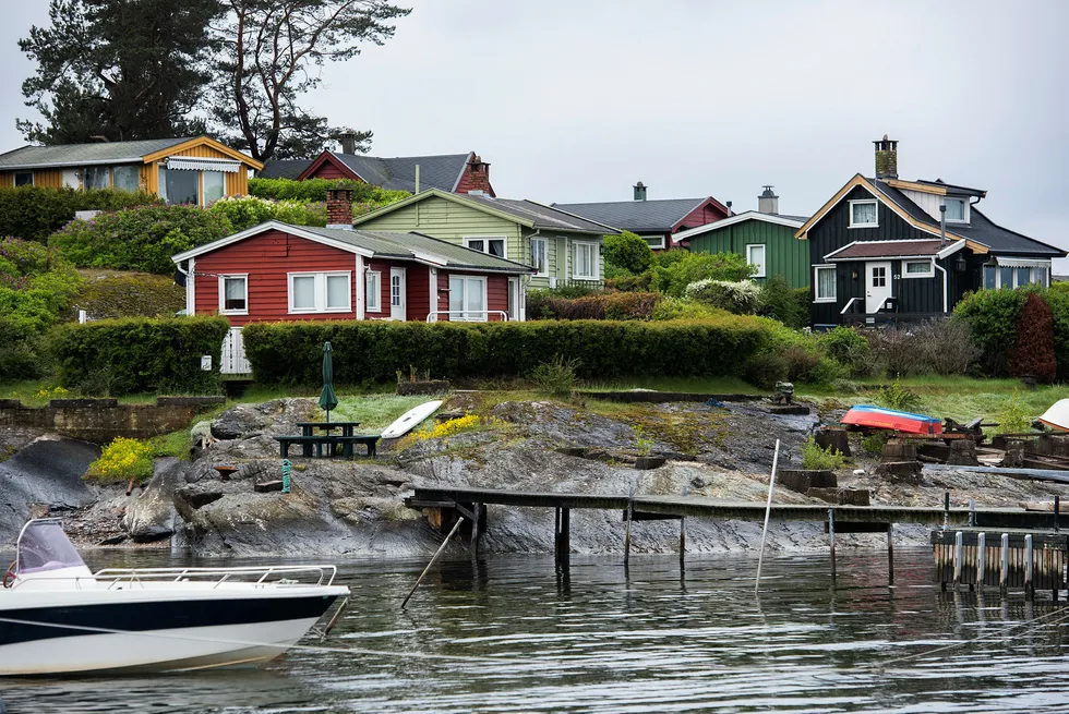 Å vri formuesskatten vekk fra arbeidende kapital og over mot annen formue, vil gi flere jobb, skriver innleggsforfatteren. Her ser vi hytter på Lindøya i Oslofjorden.