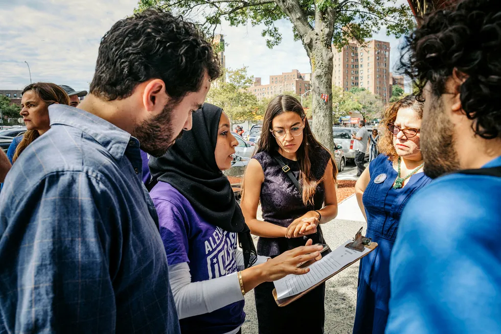 Alexandria Ocasio-Cortez (i midten) vil sannsynligvis få plass i Representantenes hus i Kongressen i Washington, D.C. etter høstens valg. Lørdag startet hun valgkampen hjemme i bydelen Bronx i New York, og våger å tro på seier også i Senatet.