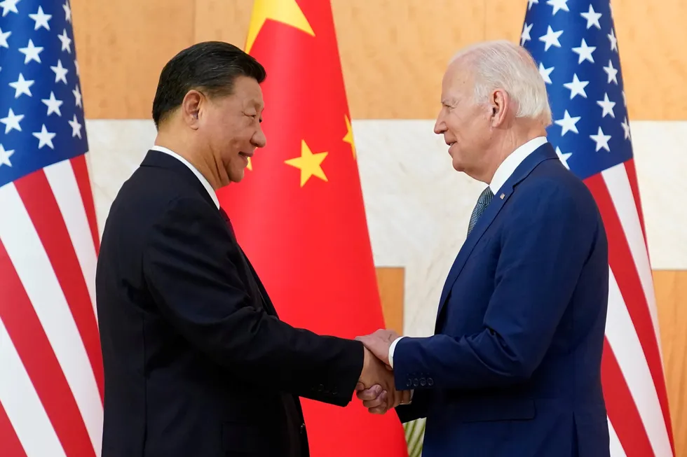 Presidentene Joe Biden (til høyre) og Xi Jinping håndhilser før G20-møtet på Bali i fjor høst.