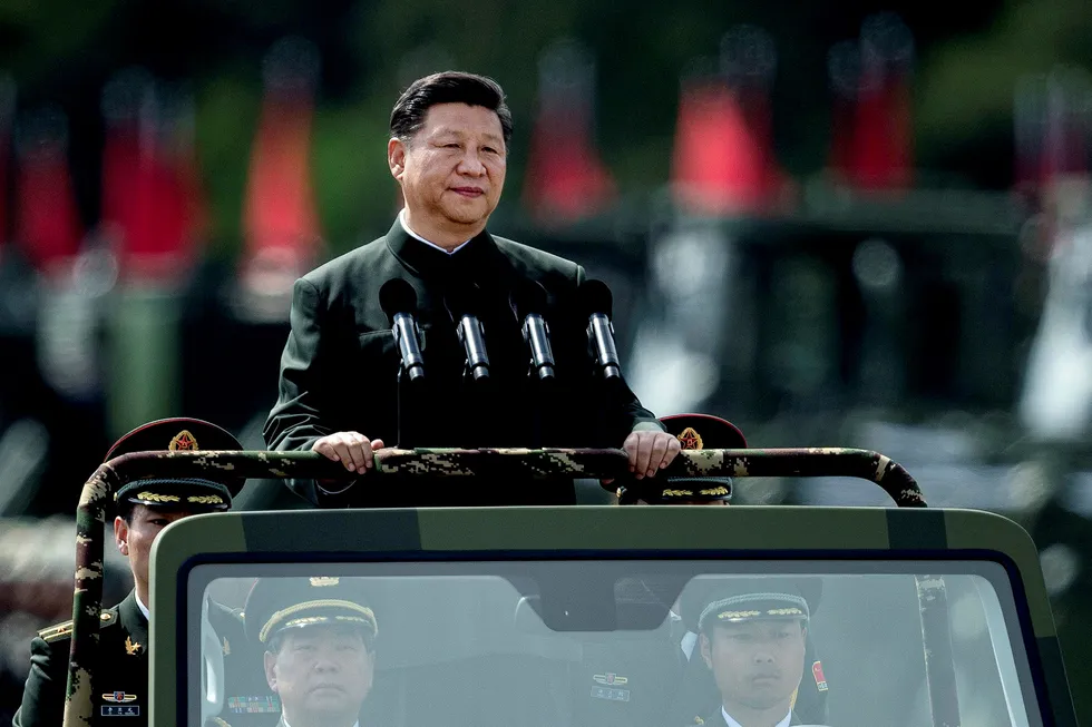 At Xi Jinping er Kinas sterke mann er det ikke tvil om. Men der omverden er opptatt av makten til XI, er han selv mest opptatt av makten til partiet. Her inspekterer han troppene til Folkets befrielsearme i Hong Kong tidigere i år. Foto: Dale De La Rey/AFP/NTB Scanpix
