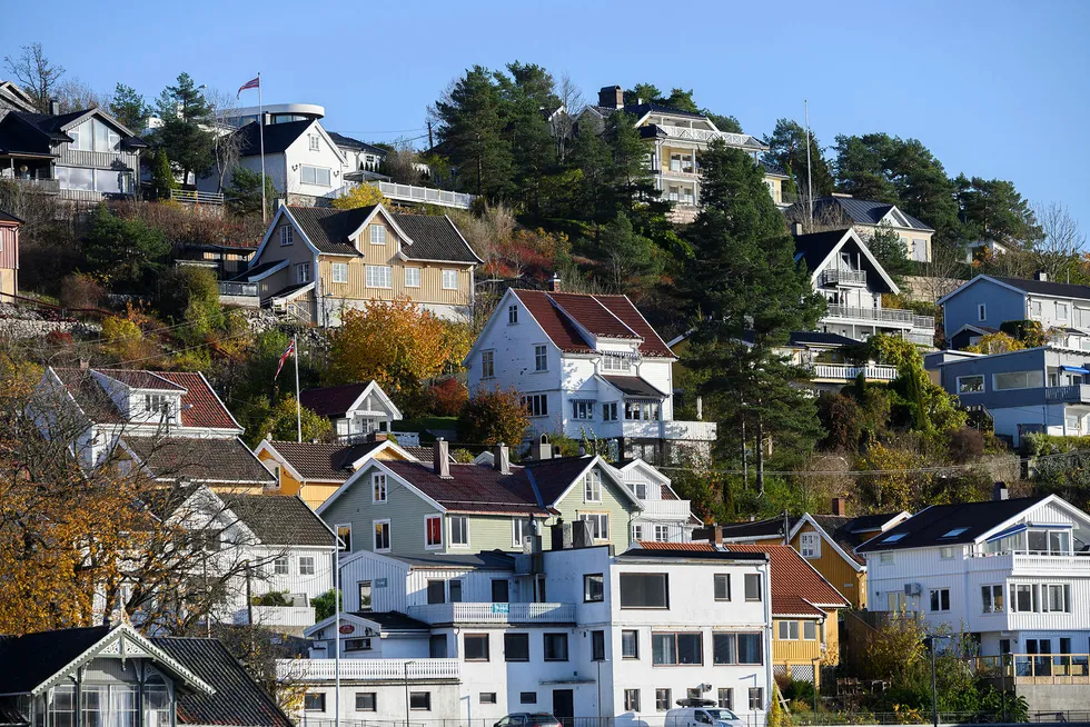 Boligprisene faller vanligvis litt i desember måned. (Arkivfoto, boliger i Drøbak.)