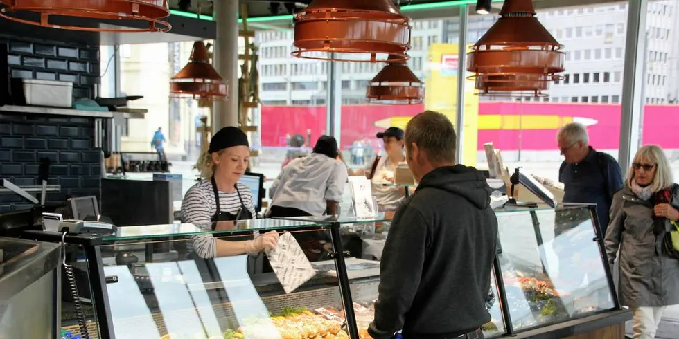 SJØMATLUNSJ: En håndtverker er innom Fisketorget i Oslo og kjøper lunsj for å ta med ut.