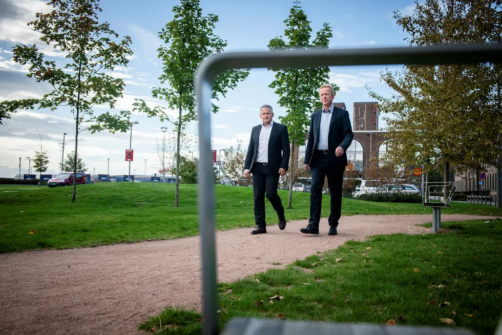 Lederen for Statens innkjøpssenter, Kjetil Østgård (til venstre), og prosjektleder Morten Østerholt i Difi ønsker ikke å ekskludere kinesiske telefoner fra offentlig sektor i Norge.