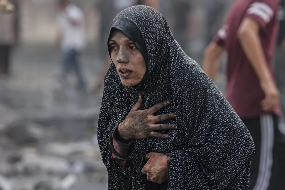 En palestinsk kvinne etter et israelsk flyangrep mot Rafah, sør i Gaza mandag.