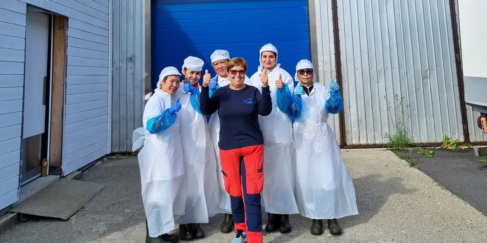 Daglig leder Bodil Johansen Holmen i Nord-Reker AS med sine ansatte på rekefabrikken er overlykkelige over at rekefeltene er blitt åpnet igjen.